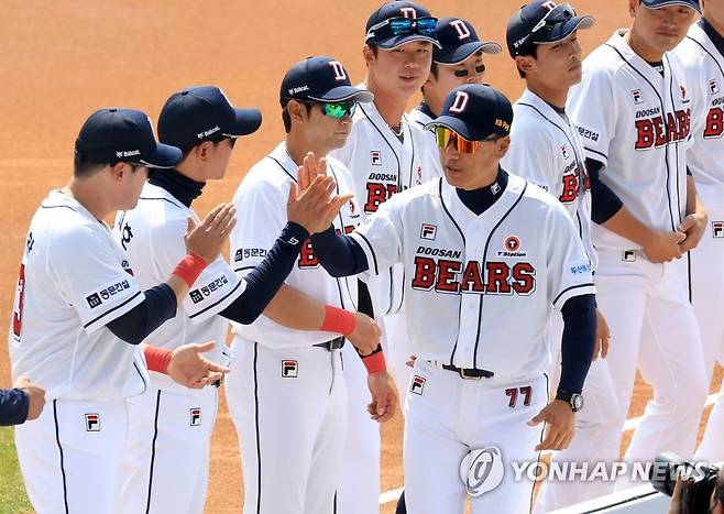 선수들과 하이파이브하는 이승엽 감독 (서울=연합뉴스) 김도훈 기자 = 1일 서울 잠실야구장에서 열린 2023 프로야구 개막전 롯데 자이언츠와 두산 베어스의 경기. 두산 이승엽 감독이 선수단 소개 때 선수들과 하이파이브 하며 경기장에 들어서고 있다. 2023.4.1 superdoo82@yna.co.kr