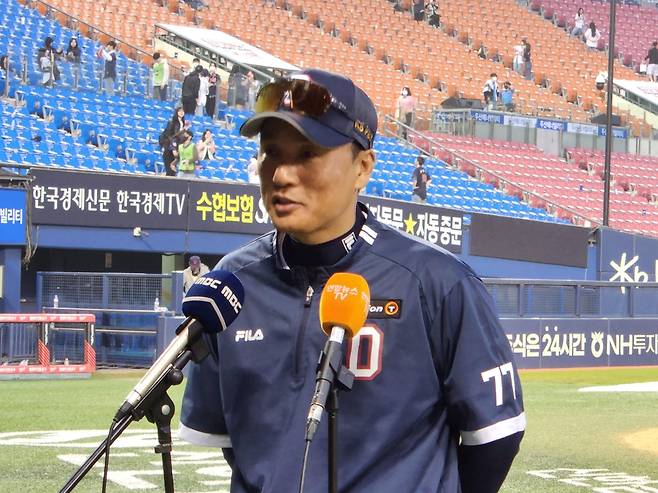 사령탑 데뷔전에서 승리한 이승엽 두산 감독 (서울=연합뉴스) 하남직 기자 = 이승엽 두산 베어스 감독이 1일 서울시 잠실구장에서 열린 프로야구 롯데 자이언츠와의 개막전에서 승리한 뒤, 방송사와 인터뷰하고 있다.