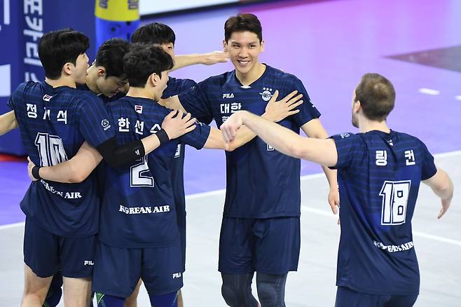 환호하는 대한항공 선수들…3년 연속 통합 우승에 '1승만 더' [한국배구연맹 제공. 재판매 및 DB 금지]