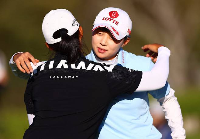 김효주(오른쪽)가 2일 LPGA 투어 디오 임플란트 LA 오픈 3라운드를 마친 뒤 인뤄닝과 인사를 나누고 있다.(사진=AFPBBNews)