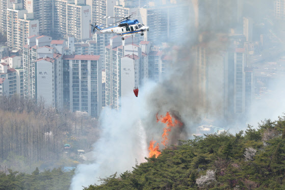 2일 오후 산불이 발생한 서울 종로구 인왕산에서 소방헬기가 진화 작업을 하고 있다.(사진=연합뉴스)