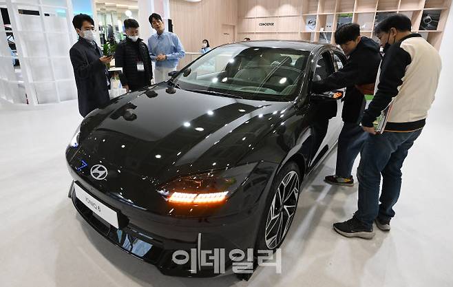 15일 서울 강남구 삼성동 코엑스에서 개막한  ‘EV 트렌드 코리아 2023’을 찾은 관람객들이 국내외 주요 무공해차(전기·수소차)를 살펴보고 있다.(사진=이데일리 방인권 기자)