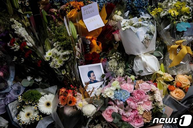홍콩의 가수 겸 배우였던 장국영의 사망 20주기를 맞은 1일(현지시간) 홍콩의 한 길가에 장국영의 생전 사진과 추모의 꽃다발이 쌓여 있는 모습이다. 2023.04.01. ⓒ AFP=뉴스1 ⓒ News1 김성식 기자