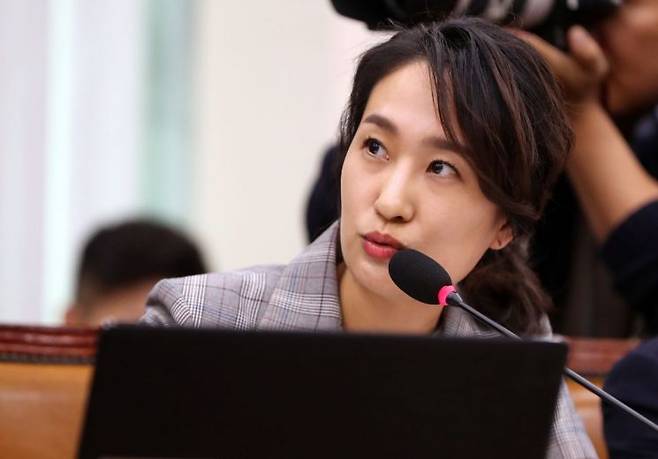 바른미래당 김수민 의원이 2018년 10월23일 국회에서 열린 문화체육관광위원회의 대한체육회, 국민체육진흥공단, 한국체육산업개발, 태권도진흥재단, 대한장애인체육회에 대한 국정감사에서 증인에게 질의하고 있다. [이미지출처=연합뉴스]