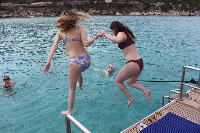 지난달 23일 키프로스 파포스 북쪽에 있는 블루라군에 요트로 도착한 관광객들이 수영을 하기 위해 요트에서 뛰어내리는 모습. /양범수 기자