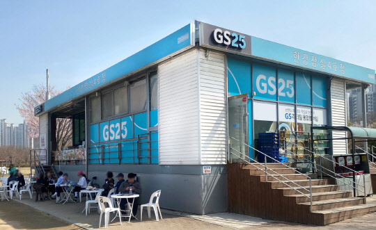 나들이객들이 GS25 한강 매장에서 먹거리, 음료 등을 즐기고 있다. GS25 제공