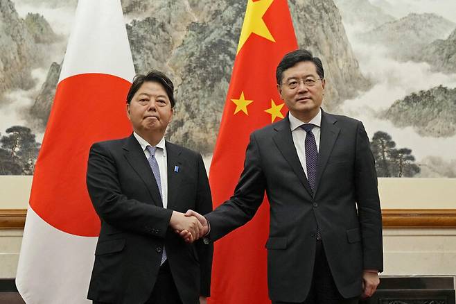 친강 중국 외교부장(오른쪽)과 하야시 요시마사 일본 외무상이 2일 중국 베이징에서 만나 악수하고 있다. 베이징/로이터 연합뉴스