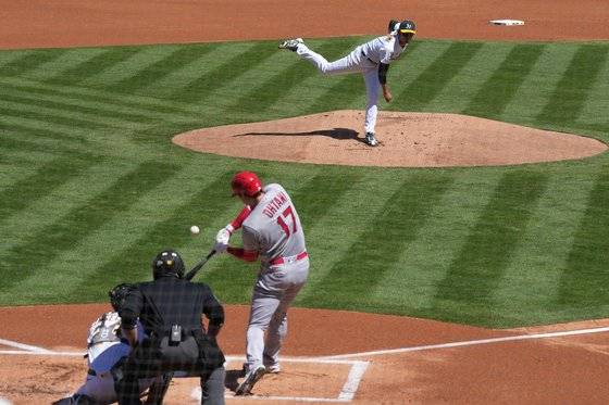 오클랜드 투수 후지나미 신타로(위)가 2일(한국시간) 동갑내기 친구이자 라이벌이었던 LA 에인절스 오타니 쇼헤이와 맞대결을 벌였다. USA투데이=연합뉴스