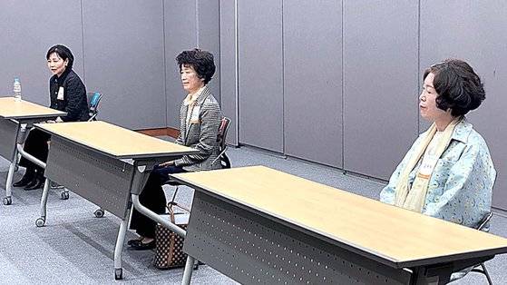 지난달 28일 대구 북구 엑스코에서 '아름다운 이야기 할머니'에 지원한 지원자들이 면접을 보고 있다. 사진 한국국학진흥원