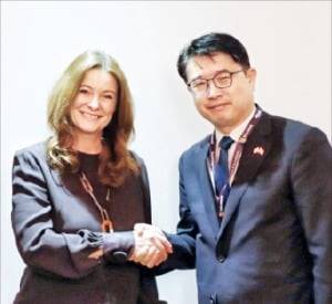 지난달 30일 영국 런던 엑셀센터에서 장상윤 교육부 차관(오른쪽)과 질리언 키건 영국 교육부 장관이 면담에 앞서 악수하고 있다.  교육부 제공