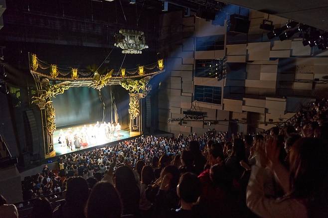 지난 1일 부산 드림씨어터에서 뮤지컬 <오페라의 유령> 공연을 마친 배우들이 무대 인사를 하고 있다. 에스앤코 제공