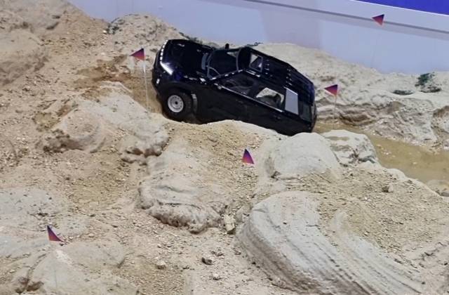 KG모빌리티 토스레 EVX의 RC카(무선조종 자동차)가 31일 경기도 고양 킨텍스에서 열린 '2023 서울모빌리티쇼'에서 진흙, 바위, 구덩이 등을 구현한 모형 험로 위를 주행하는 모습. 이용상 기자