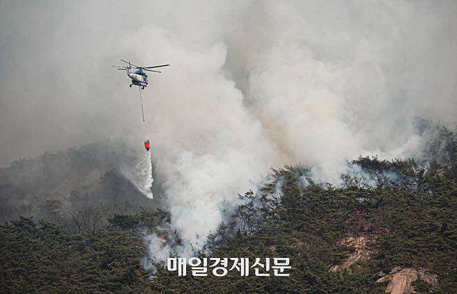 2일 오후 산불이 발생한 서울 종로구 인왕산에서 경찰 헬기가 물을 뿌리며 진화 작업을 하고 있다. 2023.04.02 [박형기기자]