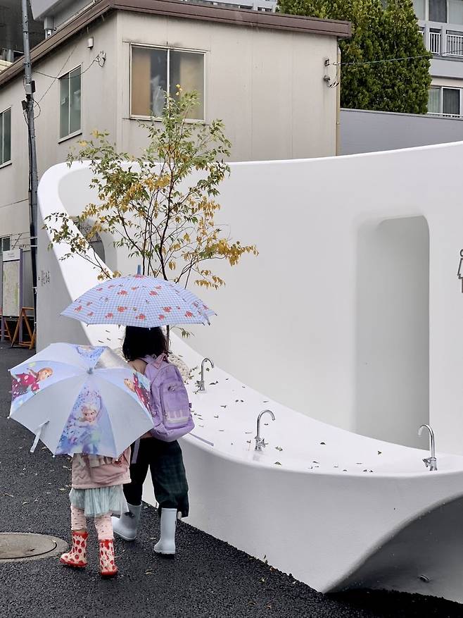 공중화장실 세면대가 화장실 이용자가 아니라도 건물 밖에서 누구나 쉽게 접근 가능할 수 있도록 설계돼 있다. 건축가 후지모토 소우는 “공중화장실은 도시의 수원(水源)이자, 도시 생활 속 분수대가 될 수 있다”고 했다. [송영대 트위터]