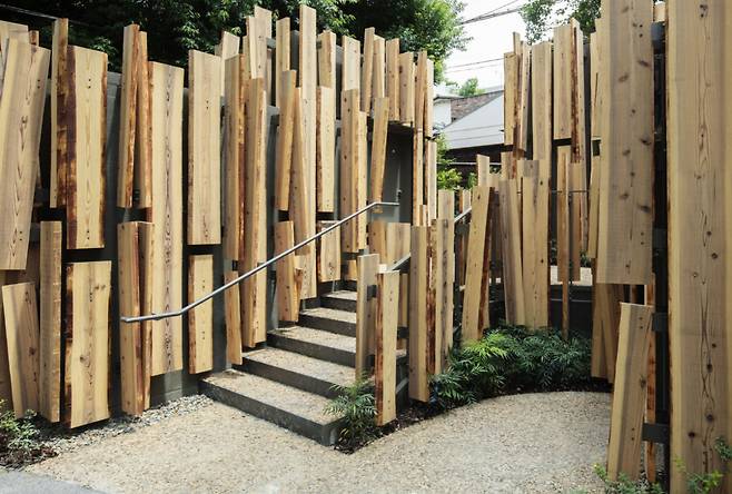 구마 겐고(Kengo Kuma)의 ‘오솔길 화장실’ 출입구 모습. 계단 위참 왼쪽에 보이는 작은 문이 화장실 칸 문이다. ([도쿄화장실 사이트]