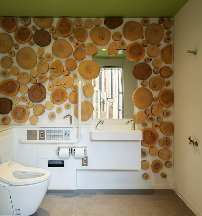 화장실 칸 내벽에도 나무 절단면을 붙여 놓았다. [도쿄화장실 사이트]