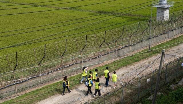 2022년 9월 경기도 파주 임진각에서 '비무장지대(DMZ) 평화의 길' 참가자들이 민간인통제선 철책을 따라 이동하고 있다. 연합뉴스