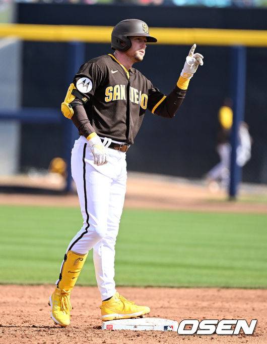 [OSEN=피오리아(미국 애리조나주), 지형준 기자]샌디에이고 크로넨워스가 2루타를 날리고 기뻐하고 있다. 2023.02.27 /jpnews@osen.co.kr