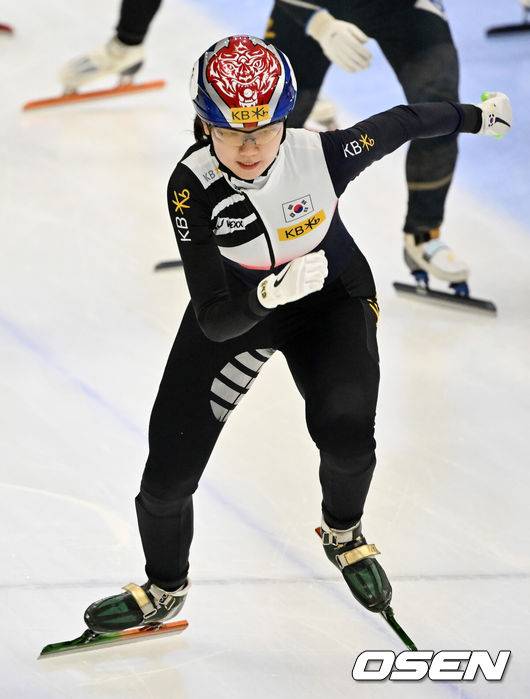 [OSEN=민경훈 기자] 11일 서울 목동 아이스링크에서 '2023 KB금융 국제빙상경기연맹(ISU) 쇼트트랙 세계선수권대회' 본선 경기가 진행됐다.여자 계주 3000m에서 한국 심석희가 스타트를 하고 있다. 2023.03.11 / rumi@osen.co.kr