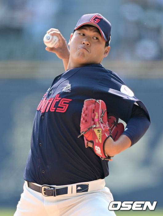 [OSEN=잠실, 김성락 기자] 2일 서울 송파구 잠실야구장에서 ‘2023 신한은행 SOL KBO리그’ 두산 베어스와 롯데 자이언츠의 경기가 열렸다. 1회말 롯데 선발 나균안이 마운드에 올라 힘차게 공을 뿌리고 있다. 2023.04.02 / ksl0919@osen.co.kr