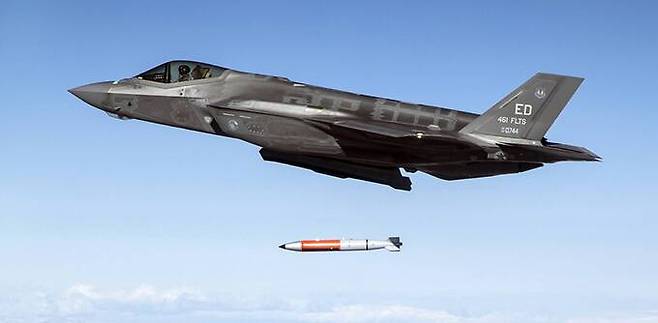 미 공군 F-35A 스텔스 전투기에서 B61-12 핵폭탄이 투하되고 있다. 세계일보 자료사진