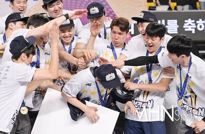 대한항공 선수들이 MVP 한선수에게 축하 세리머니를 펼치고 있다ⓒMHN스포츠 권혁재 기자 