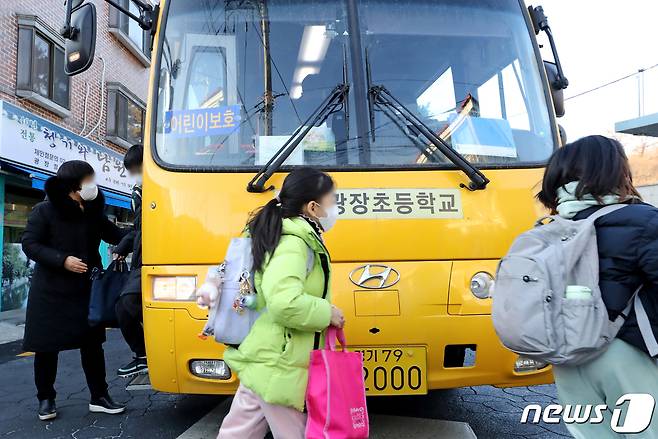 통학버스에서 내리는 초등학생들. /뉴스1 ⓒ News1 장수영 기자