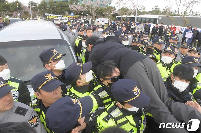 제75주년 제주4·3 희생자 추념일인 3일 오전 제주시 봉개동 제주4·3평화공원 앞에서 집회를 하려는 서북청년단을 향해 민주노총 제주본부 등 시민단체들이 격렬히 항의하고 있다.(제주도사진기자회)2023.4.3/뉴스1 ⓒ News1 고동명 기자