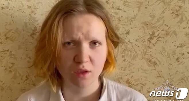 (서울=뉴스1) 정윤영 박재하 기자 = 구독자 56만명을 보유한 러시아의 유명 군사 블로거가 폭발 사고로 사망하는 사건이 발생한 가운데, 폭발 사건의 용의자인 26세 여성 다리야 트레포바가 범행을 자백하고 있는 영상. (러시아 내무부)