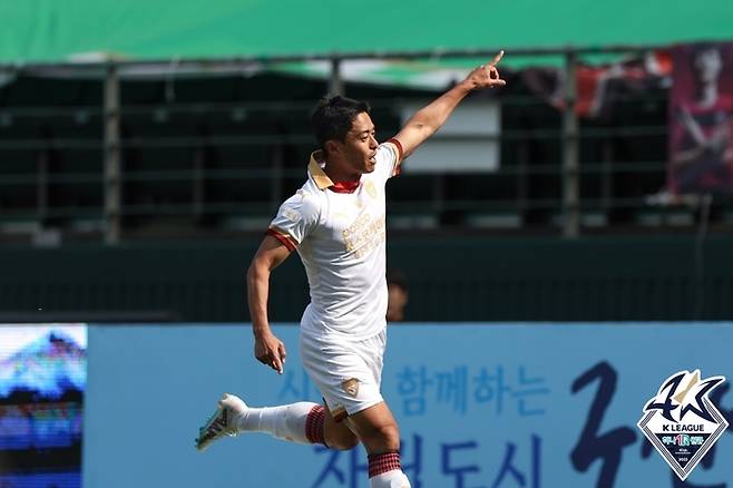 포항 백성동이 1일 전북전에서 동점골을 넣고 환호하고 있다. 제공 | 한국프로축구연맹