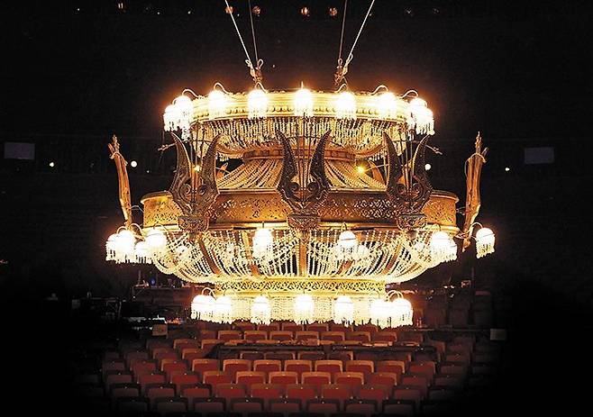 영국 초연 오리지널 디자인 그대로 제작된 1톤짜리 샹들리에가 관객들 머리 위로 나는 모습은 이 뮤지컬의 또 다른 볼거리다.