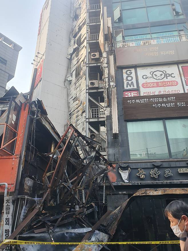 3일 인천 부평구 상가 밀집 지역에서 화재가 발생해 14층 건물까지 불이 옮겨붙었다./홍아름 기자
