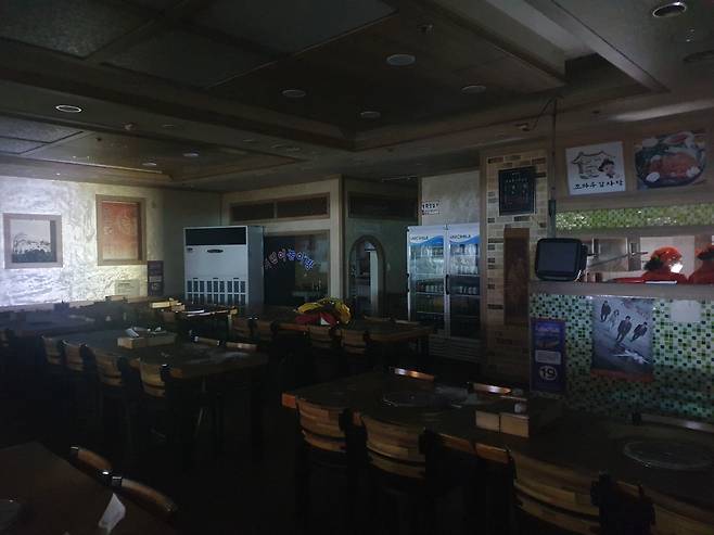 3일 발생한 인천 부평의 상가 화재로 피해 입은 식당의 모습. 전기가 들어오지 않고 바닥과 식당에는 물이 흥건하다./홍아름 기자