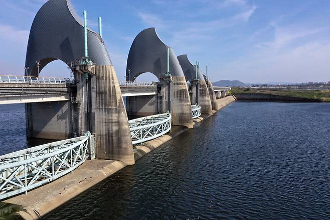 정부는 극심한 가뭄에 대처하기 위해 4대강 보를 적극 활용하겠다고 3일 밝혔다. 이번 방안에는 한강·낙동강·금강·영산강 등 4대강 본류 16개 보를 물그릇으로 최대한 활용한다는 내용을 담았다. 사진은 영산강 승촌보의 모습. 연합뉴스