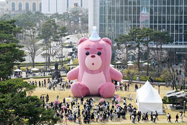 1일 서울 송파구 잠실 롯데월드타워 야외광장에서 열린 초대형 공공전시 '어메이징 벨리곰'에 방문한 관람객들이 기념 사진을 촬영하고 있다. 롯데홈쇼핑 제공