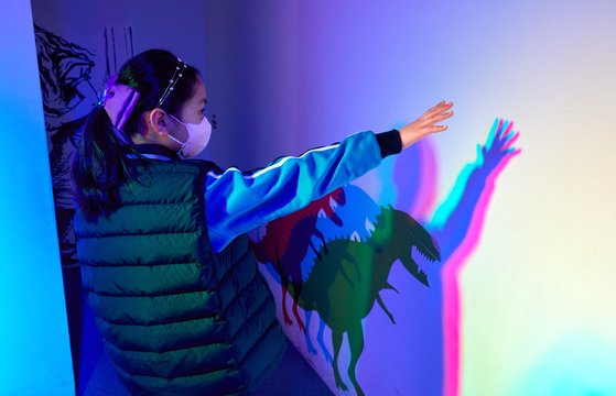 빛의 3원색인 적색·녹색·청색 조명으로 색깔 그림자 만들기 체험을 하는 김민솔 학생기자.