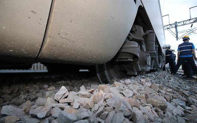 SRT 열차의 바퀴가 선로를 벗어나 빠져있다. 뉴스1