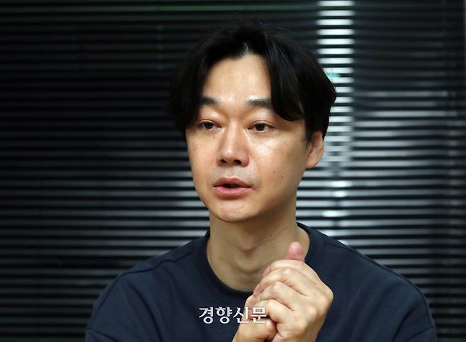 김동훈 웹툰 작가가 지난 3월 29일 서울 마포구 동교로에 있는 김 작가 사무실에서 인터뷰를 하고 있다./서성일 선임기자