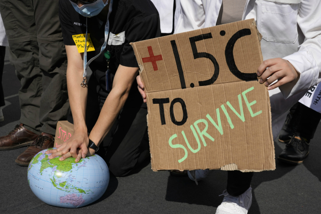 이집트 샤름 엘 셰이크에서 COP27 유엔 기후 정상회의가 열렸던 2022년 11월 16일, 시위자들이 ‘살아남기 위해 지구 온도 상승을 1.5도 이내로 제한하자’며 지구에 심폐소생술을 하는 퍼포먼스를 하고 있다. / AP연합뉴스