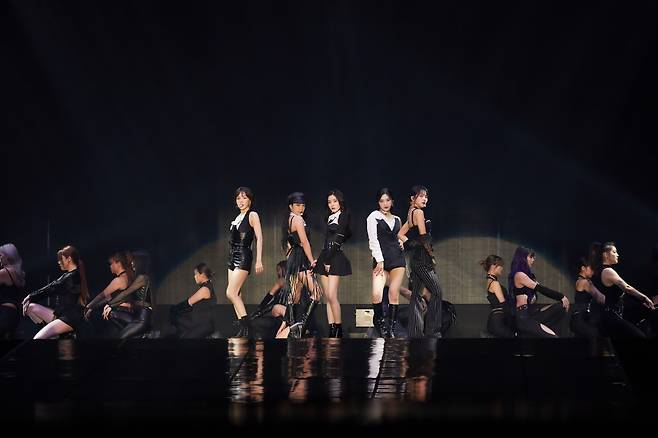 Red Velvet kicks off the last day of their 4th concert, "R to V," with their track "Pose." (SM Entertainment)