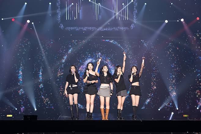 Red Velvet gets back on stage for a double encore during their 4th concert "R to V." (SM Entertainment)