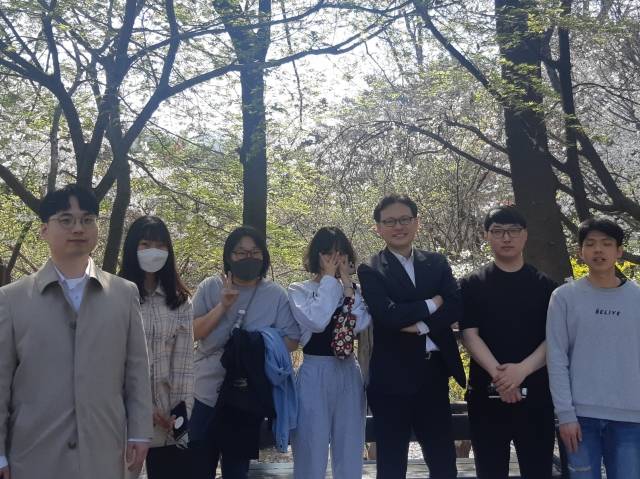 김영훈씨(오른쪽에서 두 번째)가 지난 2일 서울 중구 남산타워에서 예배를 마치고 청년들과 함께 한 나들이에서 기념촬영을 하고 있다. 김영훈씨 제공