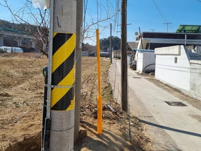 사유지에 설치된 KT와 한전의 전봇대 5개[A 씨 제공]