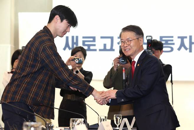 이정식 고용노동부 장관이 22일 오후 서울 중구 프레지던트호텔에서 MZ노조로 불리는 '새로고침 노동자협의회'와 간담회를 갖고 '새로고침 노동자협의회' 유준환 의장과 인사를 나누고 있다. [연합]