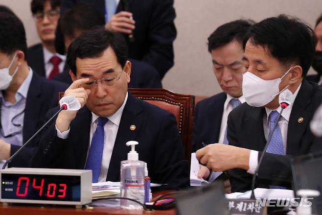 [서울=뉴시스] 이영환 기자 = 이창양 산업통상자원부 장관이 23일 오전 서울 여의도 국회에서 열린 산업통상자원중소벤처기업위원회 전체회의에서 자료를 살펴보고 있다. 2023.03.23. 20hwan@newsis.com