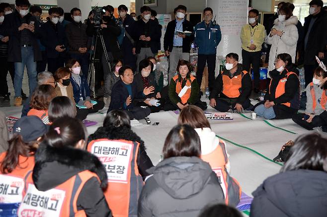 강기정 광주광역시장이 지난 1월 16일 민노총 공공연대 소속 대체보육교사들과 만나 고용문제 등에 대해 대화를 나누고 있다. 광주광역시 제공