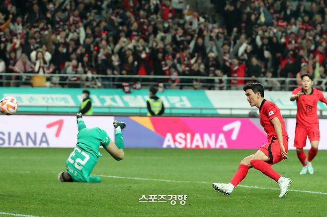 축구대표팀 황인범이 28일 서울월드컵경기장에서 열린 우루과이와의 평가전에서 첫 골을 성공시키고 있다. 2023.3.28/정지윤 선임기자