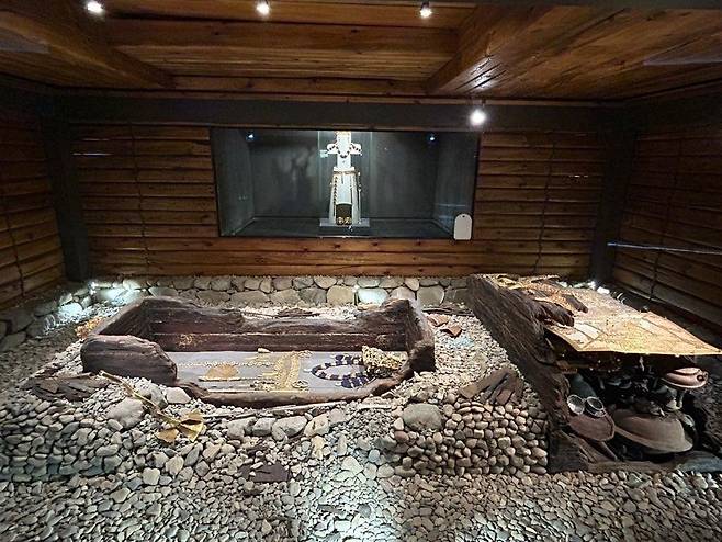 경주 천마총 내부      (경주=연합뉴스) 김예나 기자 = 지난달 23일 찾은 경주 천마총의 내부 전시 모습. 2023.4.3
    yes@yna.co.kr