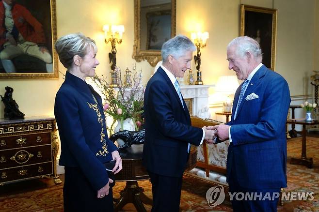 버킹엄궁에서 찰스 3세 영국 국왕(오른쪽)을 접견하는 스티븐 스미스 호주 연방 고등판무관(중간)과 부인 [로이터 연합뉴스 자료사진. 재판매 및 DB 금지]