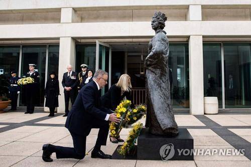 엘리자베스 2세 여왕 동상에 헌화하는 호주 총리 작년 9월 10일(현지시간) 앤서니 앨버니지 호주 총리가 국회의사당에 있는 엘리자베스 2세 여왕의 동상 앞에서 한쪽 무릎을 꿇고 헌화하고 있다. [AFP 연합뉴스 자료사진. 재판매 및 DB 금지]
